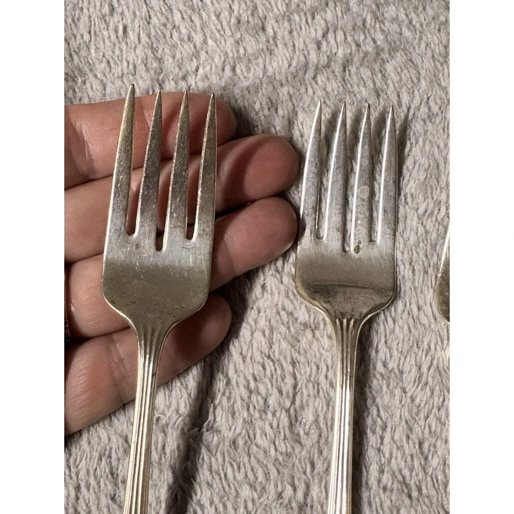 Oneida /Tudor Plate /Community /Sweet Briar (Silverplate, 1948) 4 Salad Forks